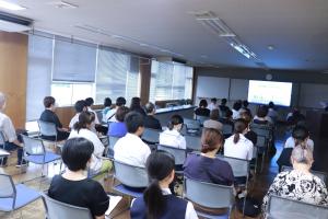 講演会中