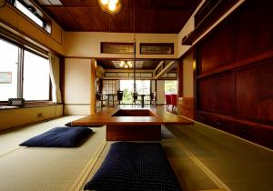 囲炉裏（いろり）があり、日常では味わえない時間を過ごすことができる和室