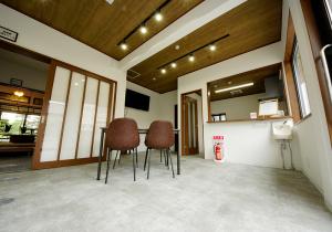 駅前の通りに面した利用の受付、移住希望者への相談業務スペース